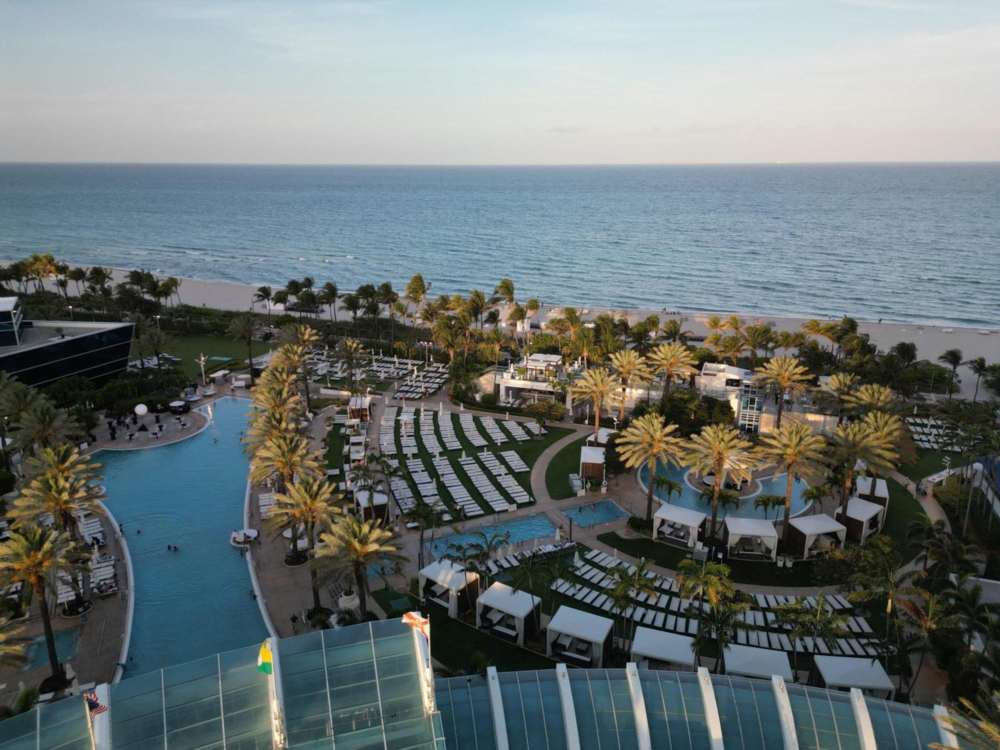 Fontainebleau Resort Balcony W Ocean And City View Miami Beach Exterior photo